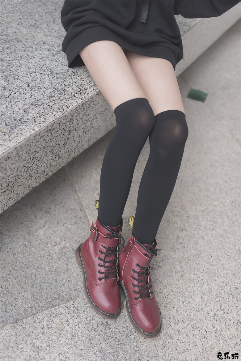 【福利姬】让人喜欢的黑丝及膝袜小细腿！太美了（48P）