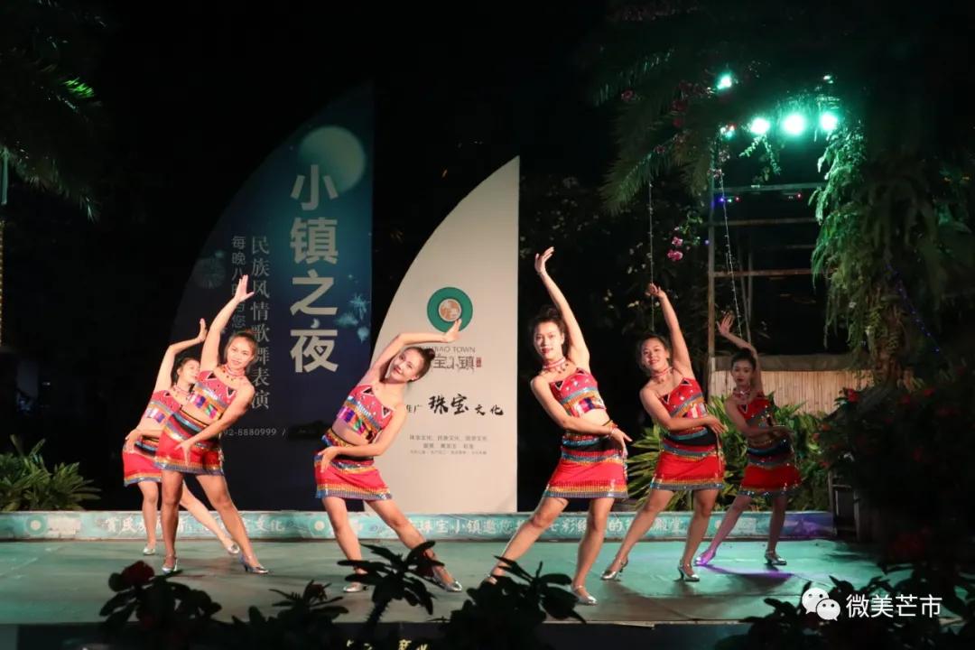 小镇舞台华夜秀 共谱民族一家亲 - 德宏网 - 孔雀之乡德宏网上百科