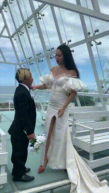 搞笑GIF图片：老婆会这招，你惊喜不