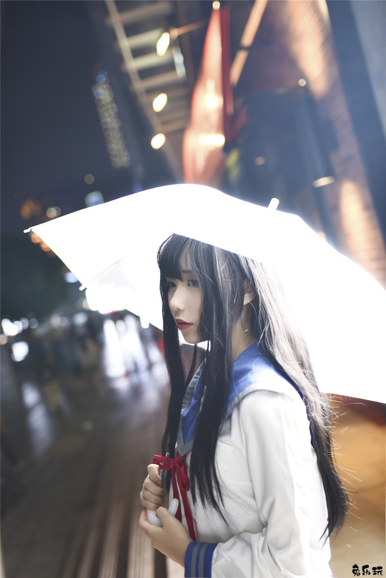 清新美少女打伞漫步夏日细雨中