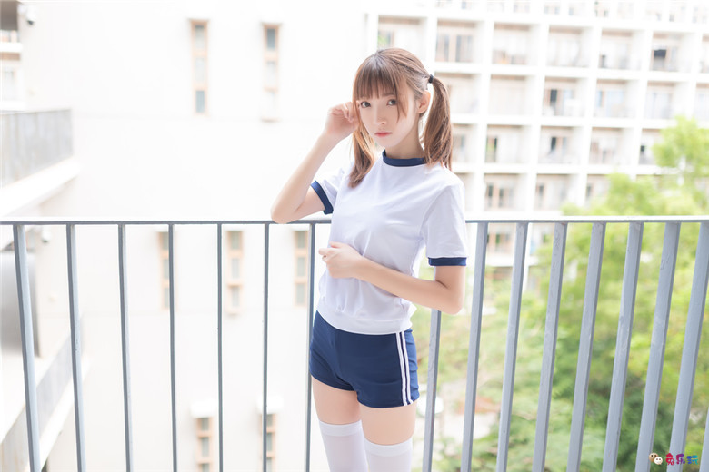 教室走廊的体操服少女