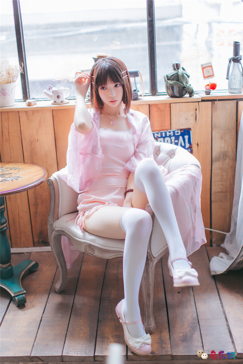 甜美少女的粉色睡衣