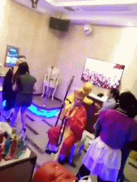 搞笑GIF趣图：?新娘说太刺激了不过还是换个新床吧！
