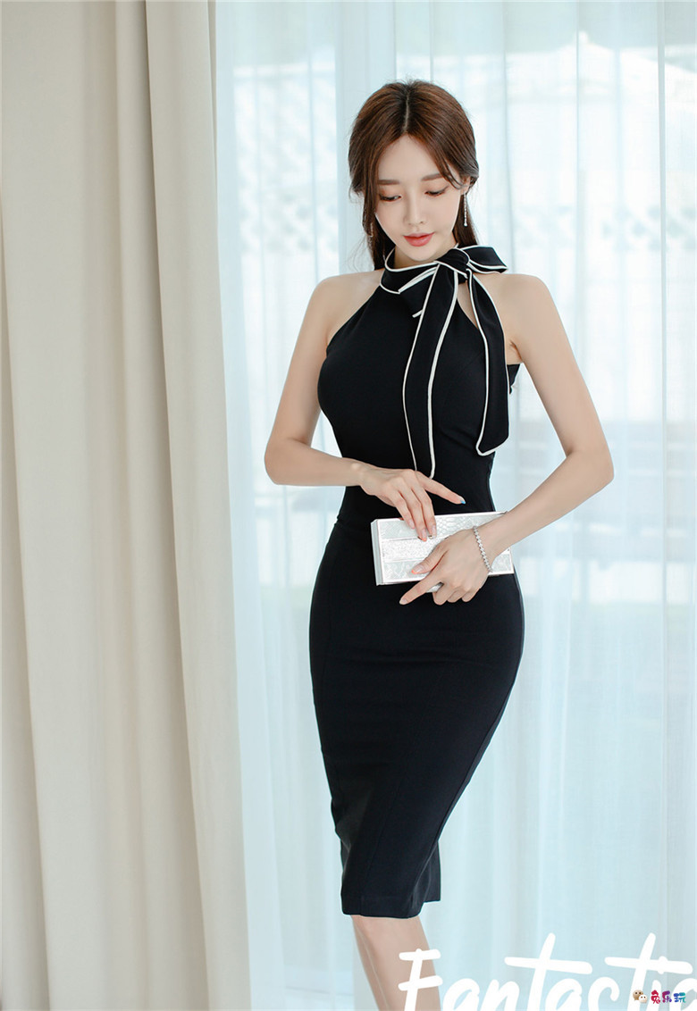 孙允珠：巴黎知性黑珍珠锁领香肩礼裙