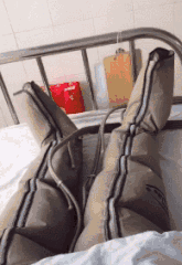 笑到肚子疼的GIF:你这么对新娘子开玩笑,迟早有一天坟头会长草的