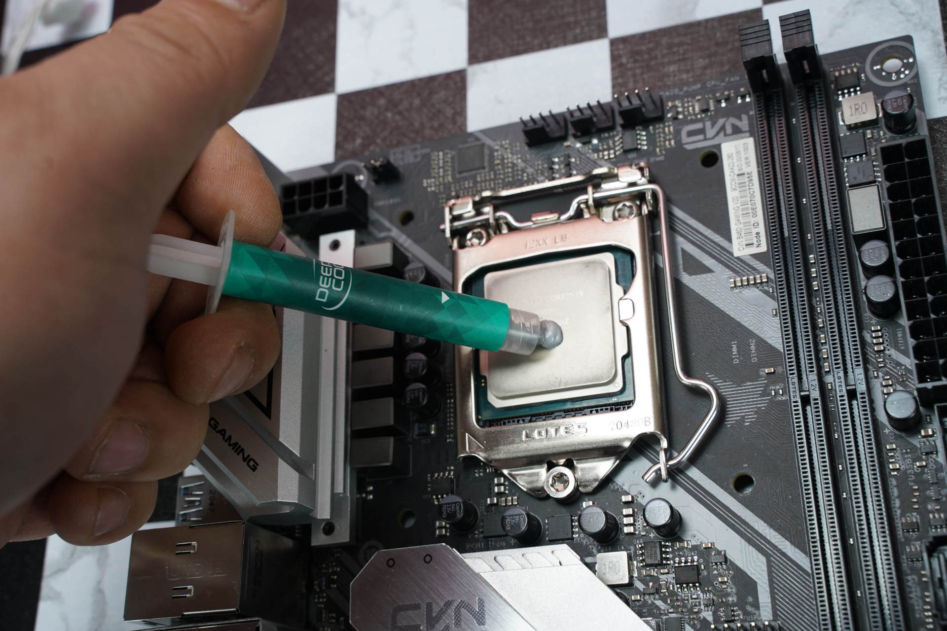 DIY玩家如何给媳妇选择电脑？乔斯伯BO100装机实录