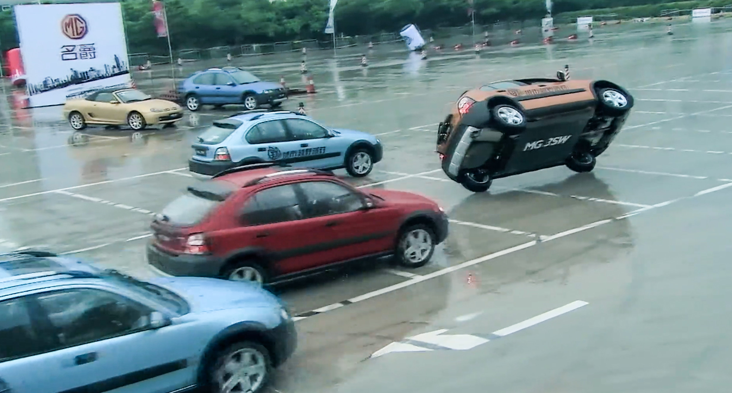 特写特技镜头花里胡哨,甚至还出现了"刀片超车"这样叹为观止的操作!