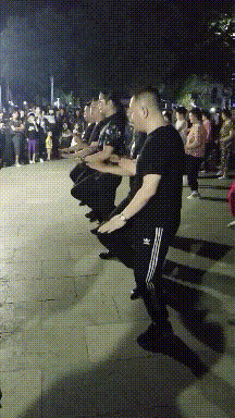 搞笑动态图:大哥不要再骚了,嫂子马上就到了