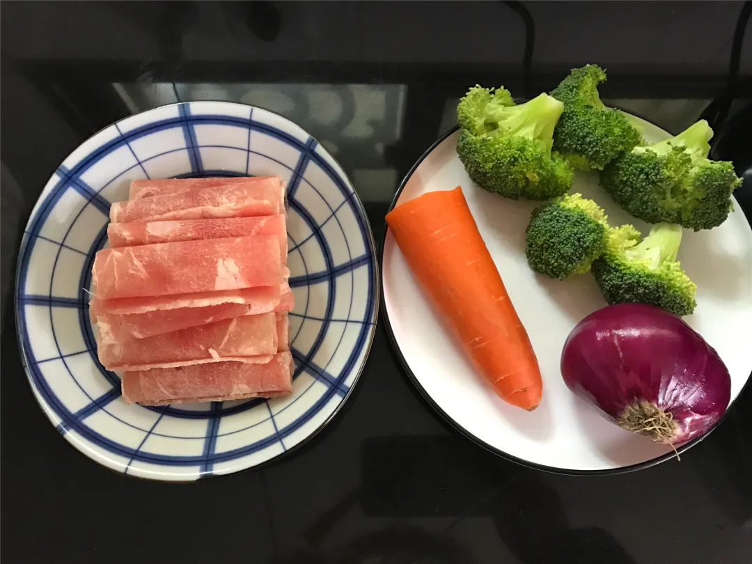 美食做法：洋葱肥牛盖饭，鲜香嫩滑，在家自己几块钱就搞定 第3张