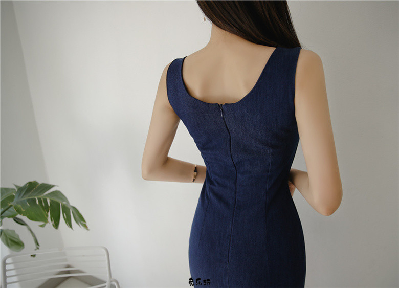 孙允珠：藏蓝星空金属锁链挂领包臀裙