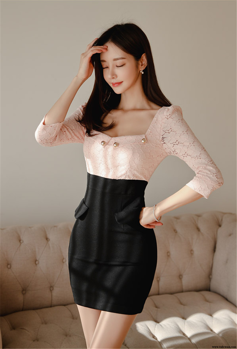 孙允珠丨娇可粉蕊经典知性弧领拼搭裙