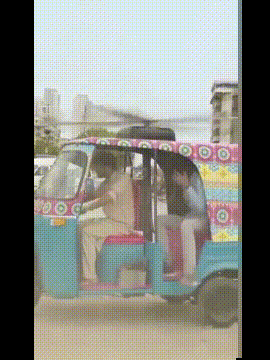 笑晕的GIF：一对情侣在车上亲热时被抓了！这么刺激的吗？