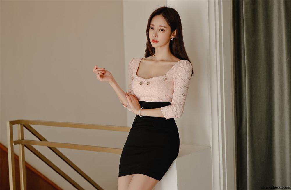 孙允珠丨娇可粉蕊经典知性弧领拼搭裙