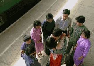 爆笑GIF图片：小伙子，你这是要羡慕死你的一帮兄弟啊！